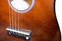 Guitarra de madera clásica, chica, en caja