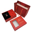 Collar con dije, en caja